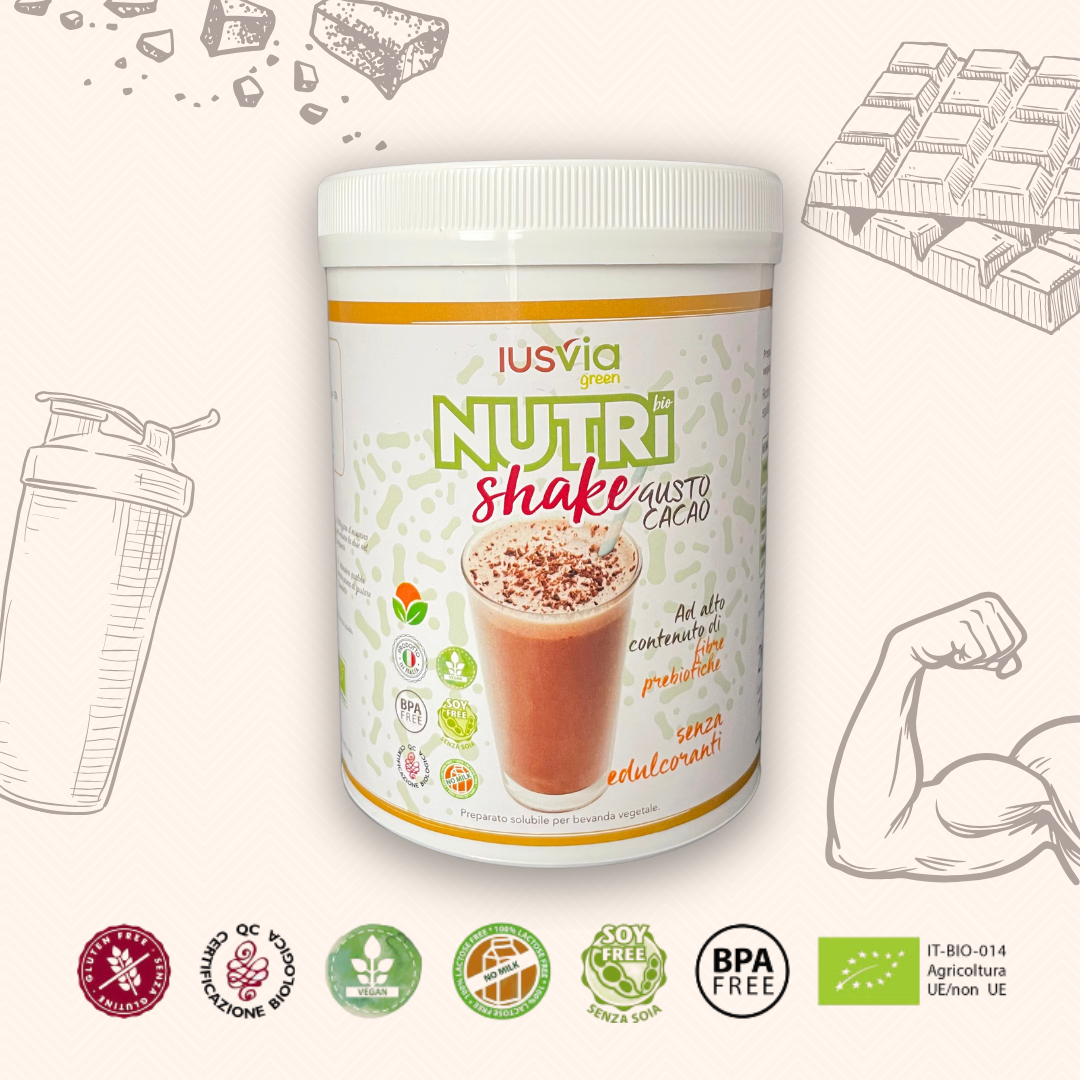 Immagine con il prodotto Green Nutri Shake Al Gusto Cacao nello sfondo si vede uno shake, del cioccolato in barretta, un braccio muscoloso, i loghi biologico, BPA FREE, SOY FREE, Vegan, Gluten Free, No Milk.
