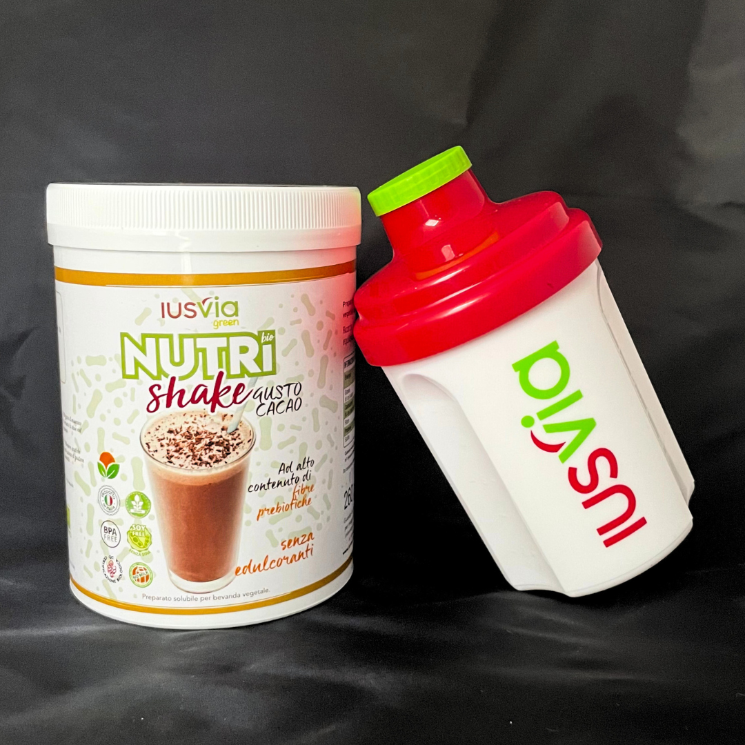 Immagine con il prodotto Green Nutri Shake Al Gusto Cacao. Con Shake IUSVIA a lato.