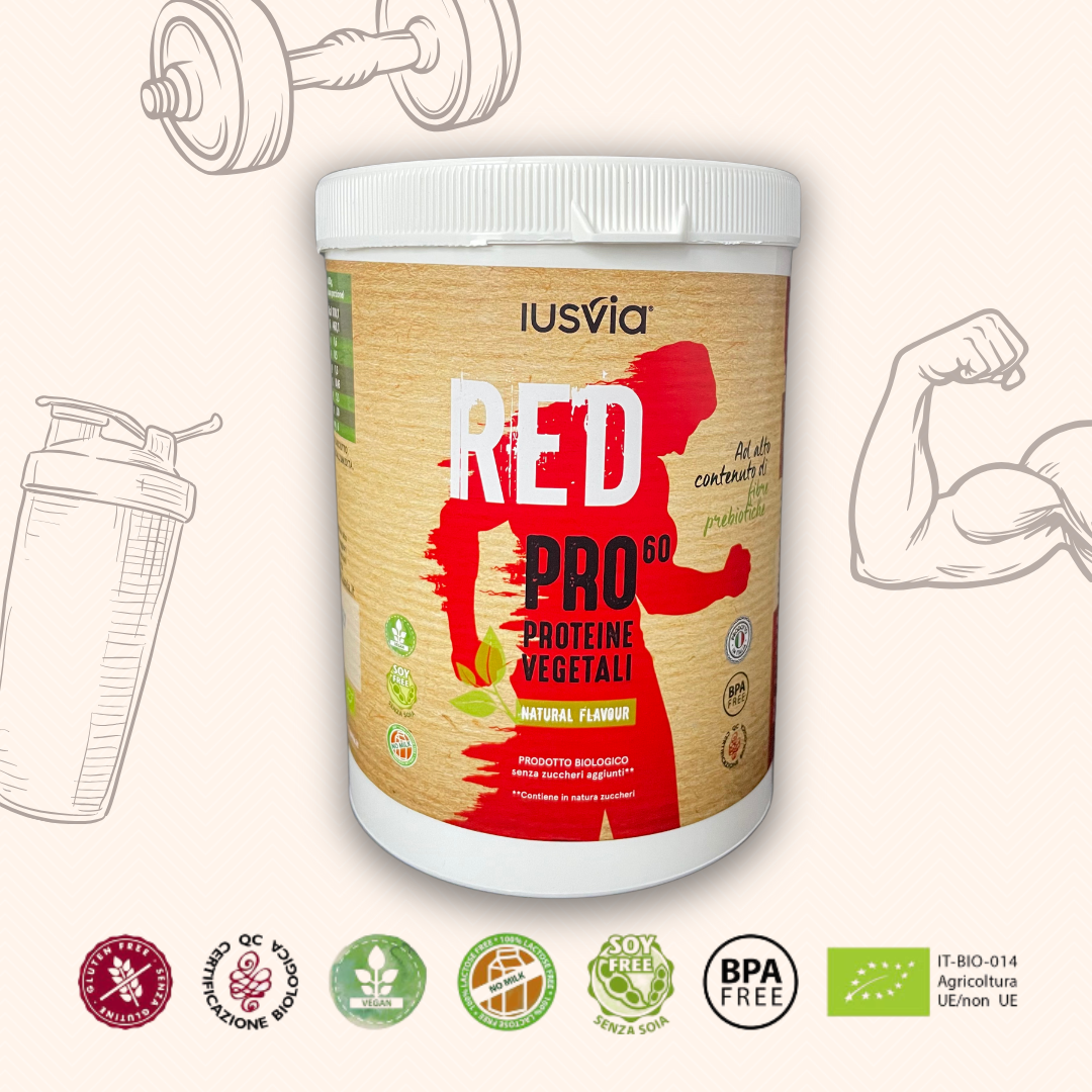 Immagine con il prodotto RED PRO 60 Proteine Vegetali, Natural Flavour. nello sfondo si vede uno shake, un manubrio da palestra, un braccio muscoloso. Ci sono poi i loghi, Certificazione Biologica, IT-BIO-014 Agricoltura UE/non UE, BPA FREE, SOY FREE, Vegan, Gluten Free, No Milk.