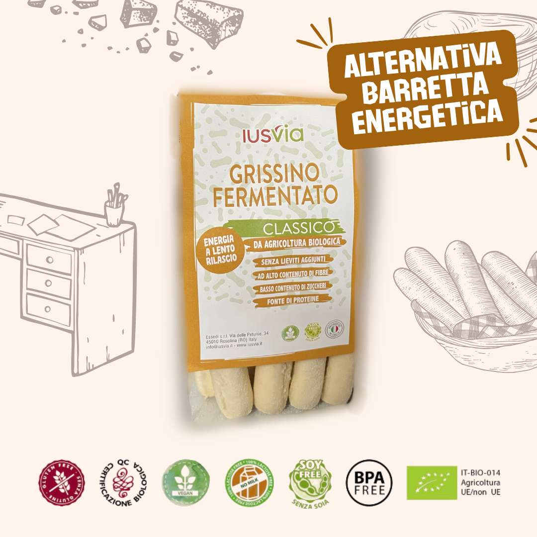 Foto prodotto Grissino Fermentato Classico da Agricoltura Biologica, un'alternativa alla barretta energetica. Sullo sfondo ci sono delle illustrazione di grissini, ufficio, briciole e salsine. Inoltre vediamo riportati i loghi, Gluten Free, Certificazione Biologica, Senza Latte, Vegano, Soy Free, BPA Free, IT-BIO-014 Agricoltura UE/non UE.