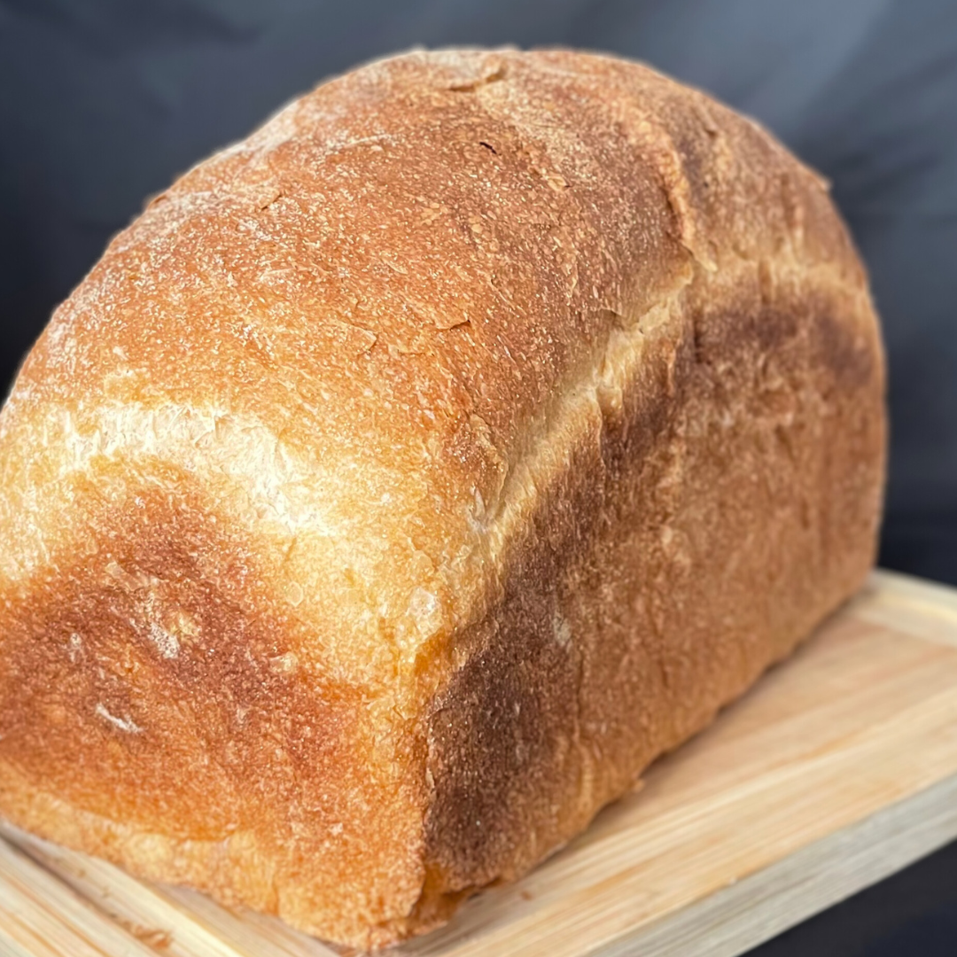 Foto prodotto Pane Fermentato Classico da Agricoltura Biologica. Si vede il pane intero sopra il tagliere di legno.