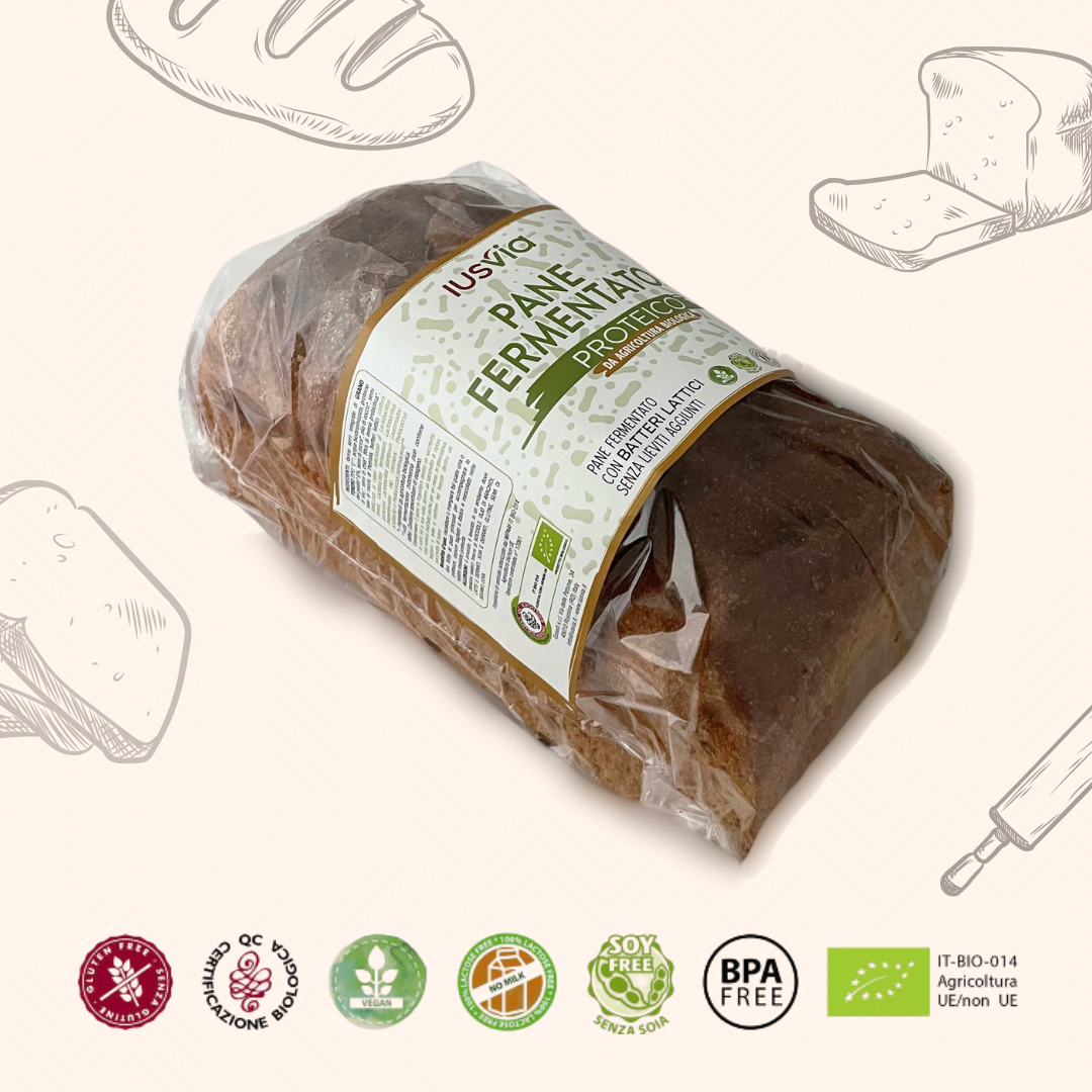 Foto prodotto Pane Fermentato Proteico da Agricoltura Biologica. Sullo sfondo ci sono delle illustrazione di pane, pane a fette, fette di pane e mattarello. Inoltre vediamo riportati i loghi, Gluten Free, Certificazione Biologica, Senza Latte, Vegano, Soy Free, BPA Free, IT-BIO-014 Agricoltura UE/non UE.