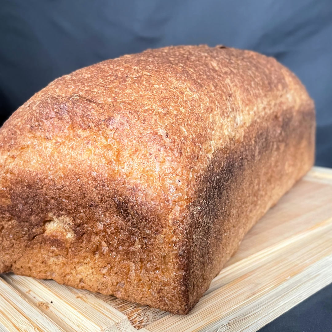 Foto prodotto Pane Fermentato Semi Integrale Tipo 2 da Agricoltura Biologica. Si vede una pagnotta di pane intera sopra un tagliere di legno.