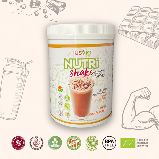 Immagine con il prodotto Green Nutri Shake Al Gusto Cacao nello sfondo si vede uno shake, del cioccolato in barretta, un braccio muscoloso, i loghi biologico, BPA FREE, SOY FREE, Vegan, Gluten Free, No Milk.