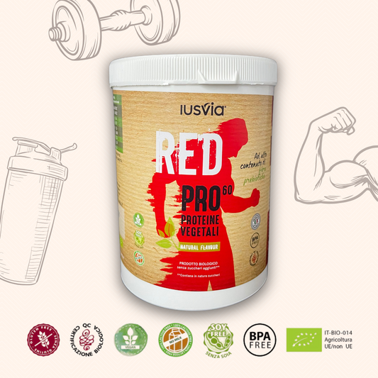 Immagine con il prodotto RED PRO 60 Proteine Vegetali, Natural Flavour. nello sfondo si vede uno shake, un manubrio da palestra, un braccio muscoloso. Ci sono poi i loghi, Certificazione Biologica, IT-BIO-014 Agricoltura UE/non UE, BPA FREE, SOY FREE, Vegan, Gluten Free, No Milk.