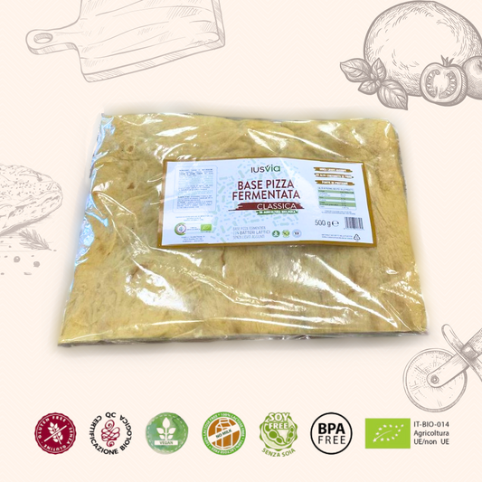 Foto prodotto Base Pizza Fermentata Classica da Agricoltura Biologica. Sullo sfondo ci sono delle illustrazione di tagliere, base pizza, pomodori, rotella per la pizza. Inoltre vediamo riportati i loghi, Gluten Free, Certificazione Biologica, Senza Latte, Vegano, Soy Free, BPA Free, IT-BIO-014 Agricoltura UE/non UE.
