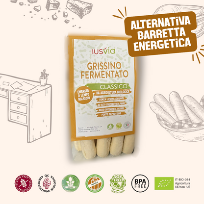 Foto prodotto Grissino Fermentato Classico da Agricoltura Biologica, un'alternativa alla barretta energetica. Sullo sfondo ci sono delle illustrazione di grissini, ufficio, briciole e salsine. Inoltre vediamo riportati i loghi, Gluten Free, Certificazione Biologica, Senza Latte, Vegano, Soy Free, BPA Free, IT-BIO-014 Agricoltura UE/non UE.