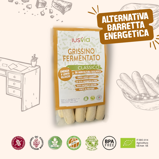 Foto prodotto Grissino Fermentato Classico da Agricoltura Biologica, un'alternativa alla barretta energetica. Sullo sfondo ci sono delle illustrazione di grissini, ufficio, briciole e salsine. Inoltre vediamo riportati i loghi, Gluten Free, Certificazione Biologica, Senza Latte, Vegano, Soy Free, BPA Free, IT-BIO-014 Agricoltura UE/non UE.