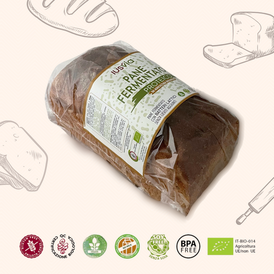 Foto prodotto Pane Fermentato Proteico da Agricoltura Biologica. Sullo sfondo ci sono delle illustrazione di pane, pane a fette, fette di pane e mattarello. Inoltre vediamo riportati i loghi, Gluten Free, Certificazione Biologica, Senza Latte, Vegano, Soy Free, BPA Free, IT-BIO-014 Agricoltura UE/non UE.