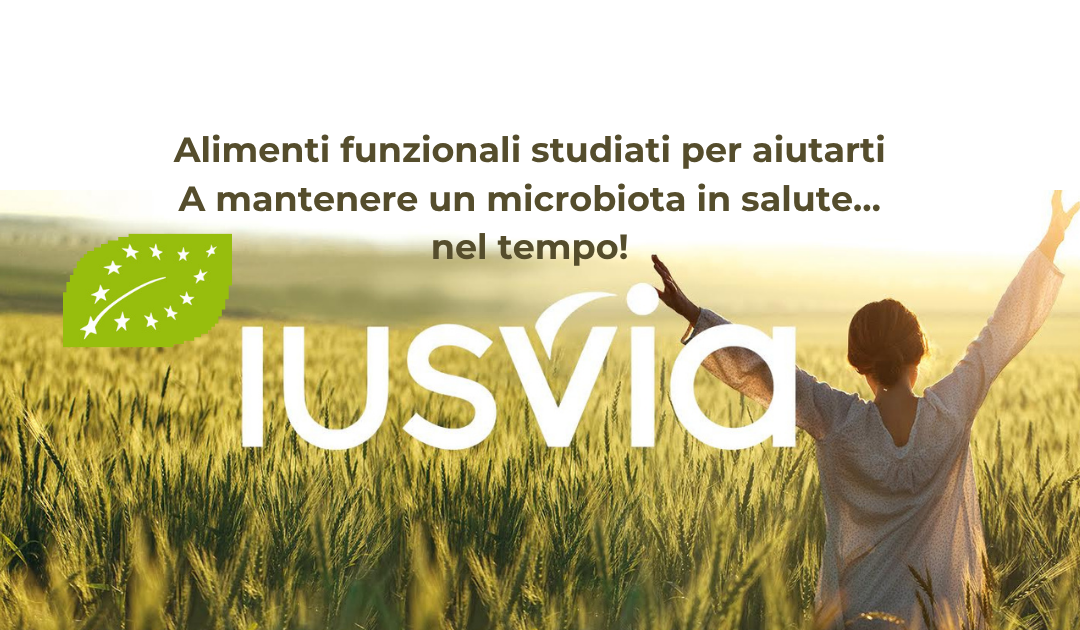Immagine di copertina sullo sfondo c'è un campo di grano con una persona che cammina con le braccia al cielo. Nel cielo c'è una scritta "Alimenti funzionali studiati per aiutarti A mantenere un microbiota in salute...nel tempo!" il logo di IUSVIA e la foglia di certificazione BIO