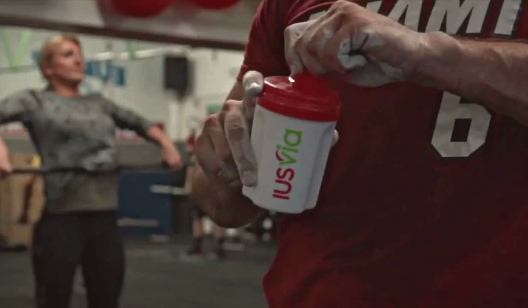 Carica il video: Video promozionale spot sui Prodotti proteici sportivi RED PRO 60, si vede un gruppo di persone allenarsi in palestra consumando il prodotto di IUSVIA.