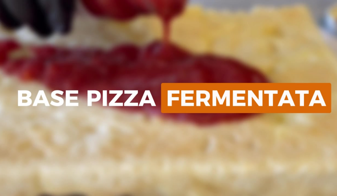 Carica il video: Video Ricetta Base Pizza Fermentata Classica IUSVIA, stendi sul retro della base pizza il pomodoro già condito avendo cura di lasciare qualche centimetro dal bordo per far si che si crei una crosta croccante, successivamente aggiungi la mozzarella e qualche altro ingrediente a piacimento e cuoci in forno ben caldo per 4 o 6 minuti. Infine servi ben caldo