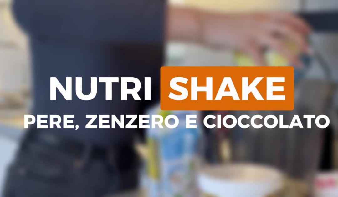 Video ricetta Nutri Shake pere zenzero e cioccolato. Tagliare la pera a dadini, grattuggiare lo zenzero e il cioccolato, latte di riso integrale a piacimento, due misurini di polvere nutri shake. frullare tutto insieme poi servire con cubetti di ghiaccio o portare in palestra dentro lo shake.